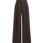 بنطلون واسع الساق (Wide-leg) بخصر مرتفع ولون بني داكن سادة.