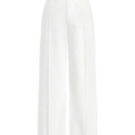 بنطلون أبيض واسع الساق (wide-leg) بكسرات أمامية أنيقة.