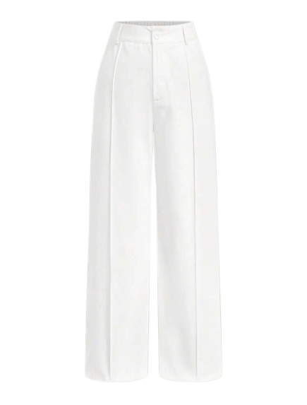 بنطلون أبيض واسع الساق (wide-leg) بكسرات أمامية أنيقة.