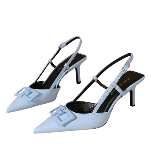 حذاء نسائي بكعب عالٍ (slingback) باللون الأزرق السماوي الفاتح ومقدمة مدببة مزينة بإبزيم.