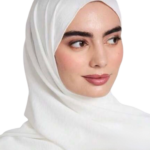 حجاب أبيض سادة بإطلالة ناعمة