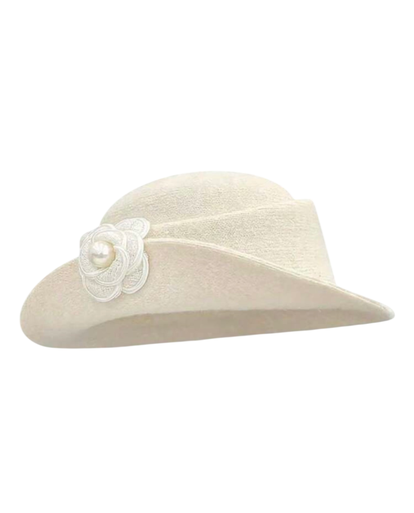 قبعة بيضاء أنيقة بزهرة جانبية